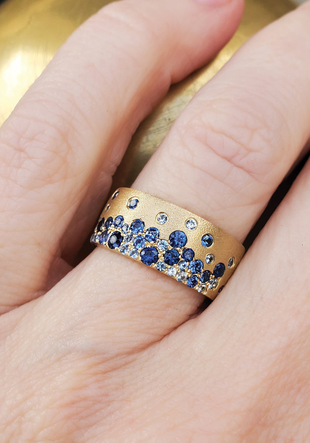 Dilamani 14K Yellow Gold Confetti Sapphire Cigar Band | OsterJewelers.com