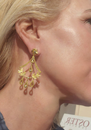 Baroque Inspired laurel yellow gold dangle earring.