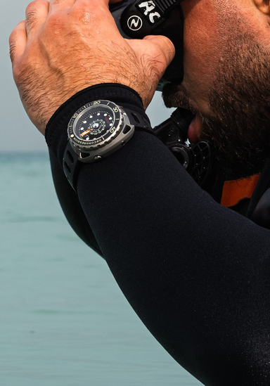 Singer Reimagined Divetrack on the wrist | Ref. SR401 | OsterJewelers.com