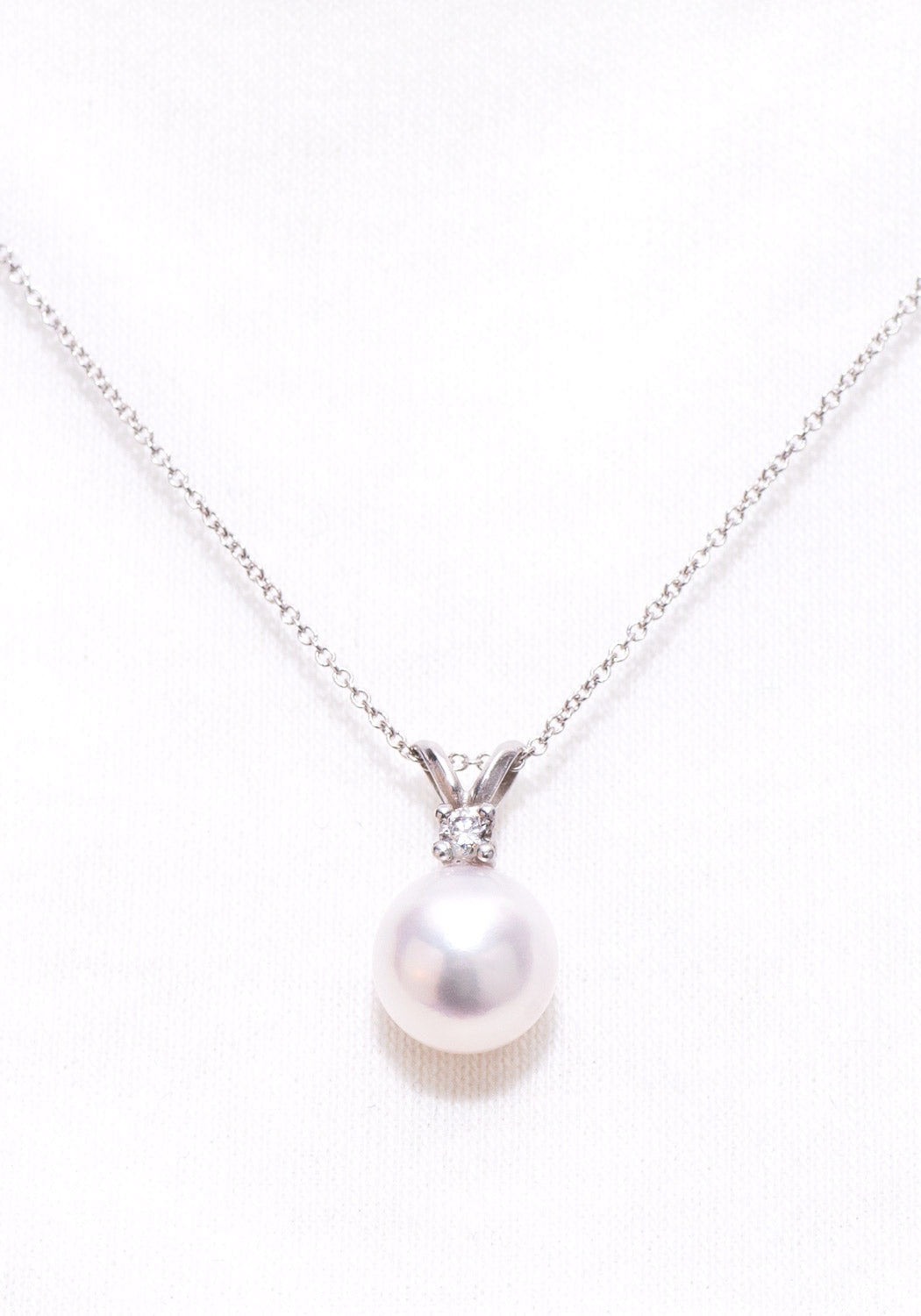 Solitaire 8 mm White Pearl Pendant | OsterJewelers.com