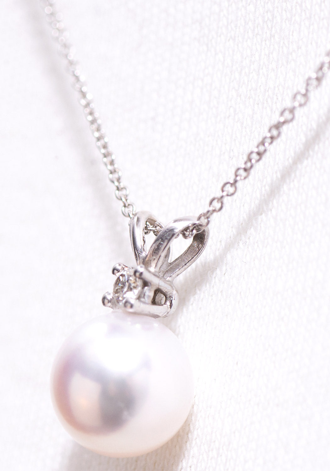 Solitaire 8 mm White Pearl Pendant | OsterJewelers.com